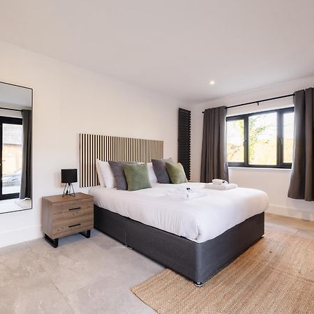 The Old House 1147 Hotel Bridgend  Bagian luar foto