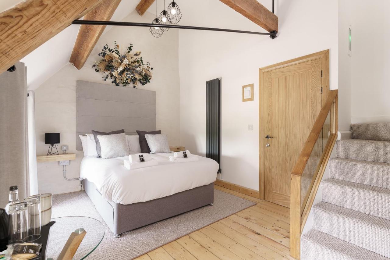 The Old House 1147 Hotel Bridgend  Bagian luar foto