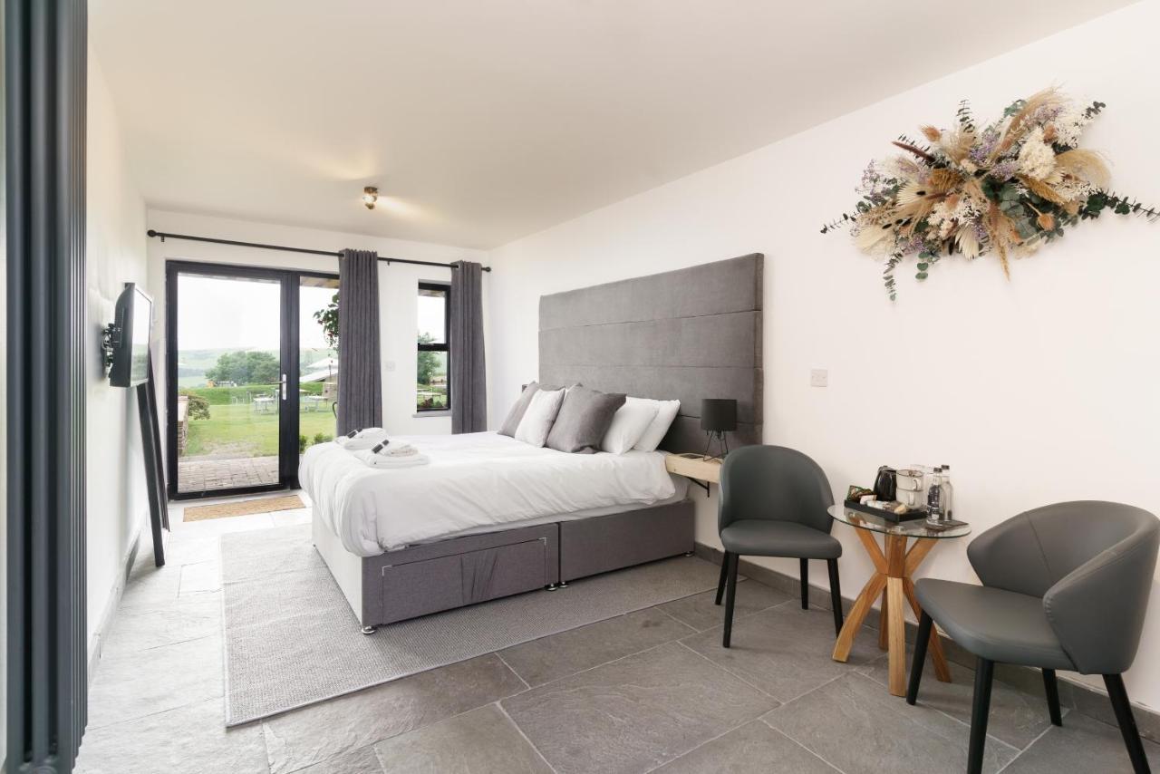 The Old House 1147 Hotel Bridgend  Bagian luar foto