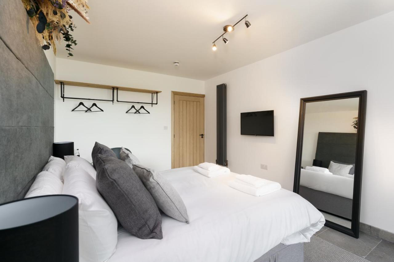 The Old House 1147 Hotel Bridgend  Bagian luar foto