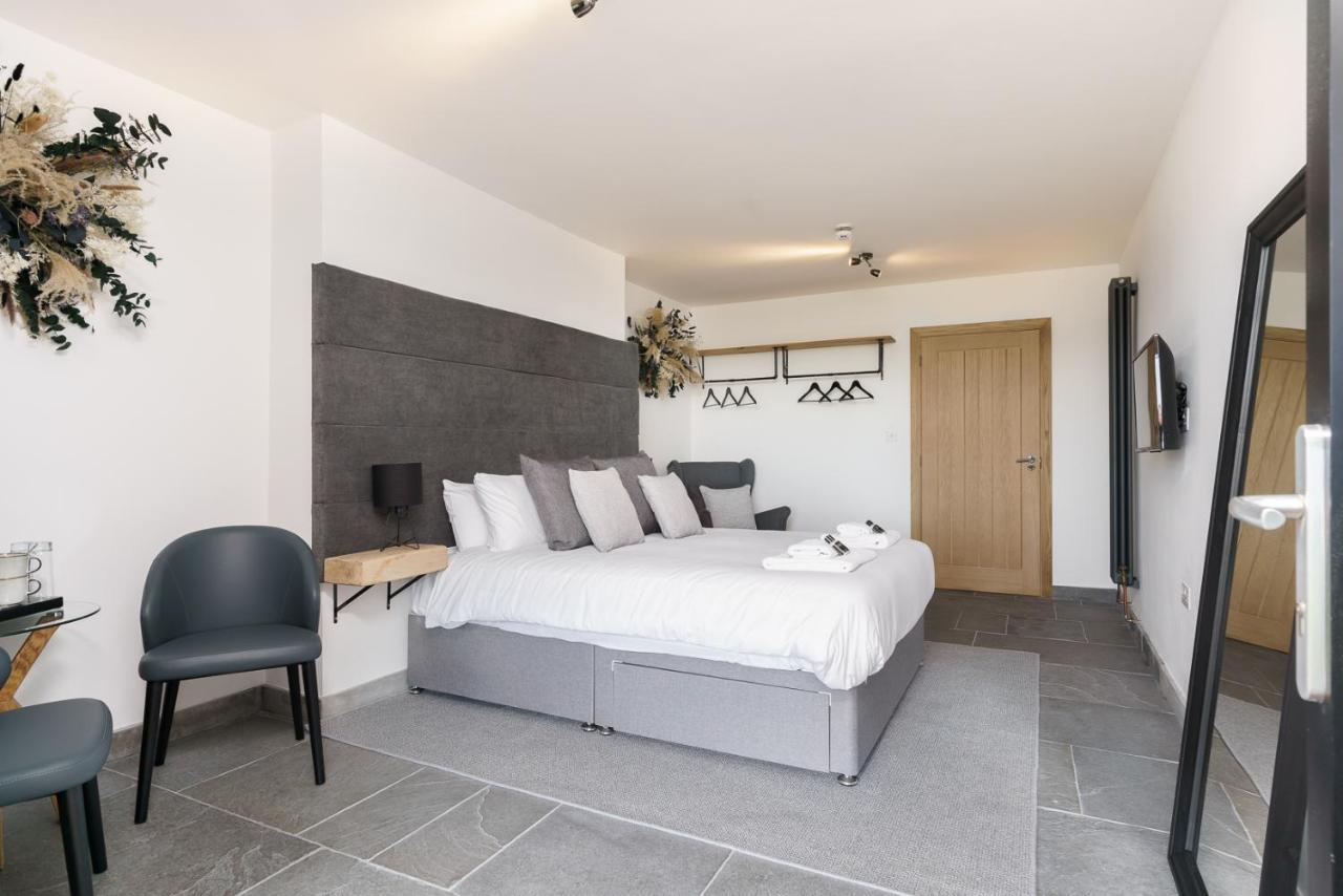 The Old House 1147 Hotel Bridgend  Bagian luar foto