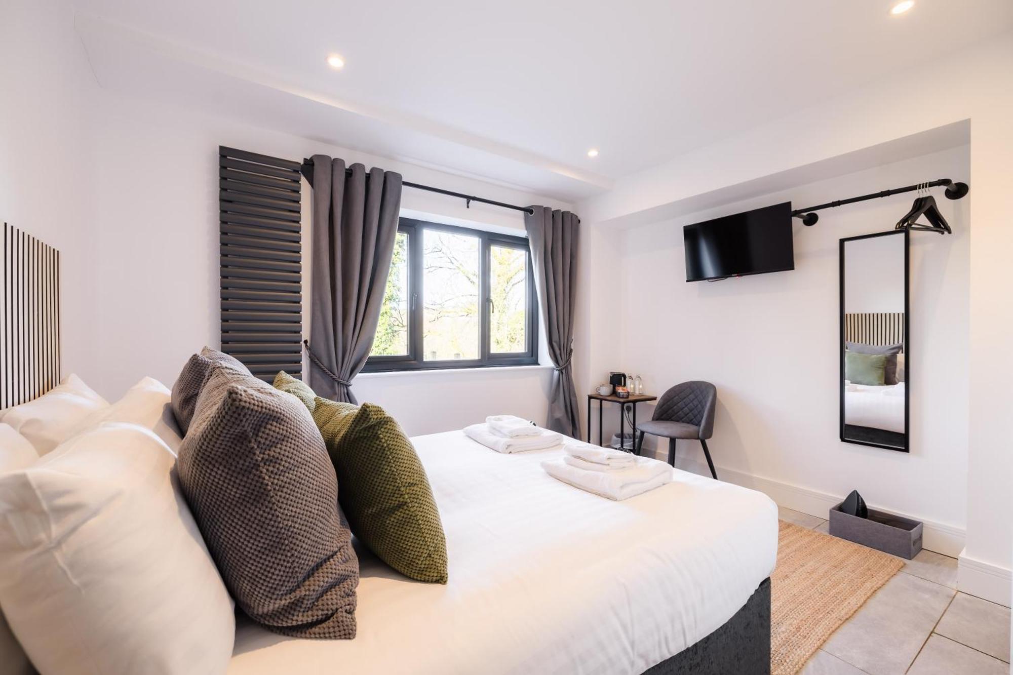 The Old House 1147 Hotel Bridgend  Bagian luar foto