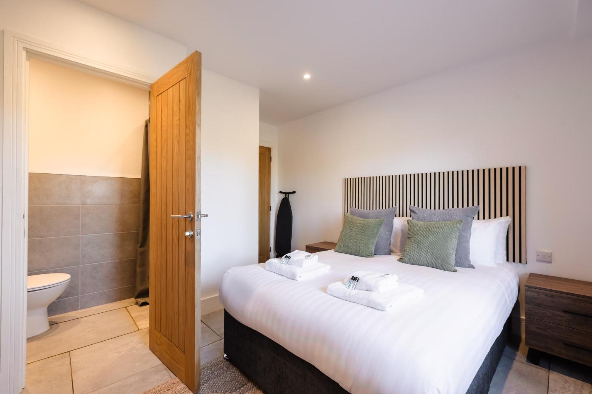The Old House 1147 Hotel Bridgend  Bagian luar foto