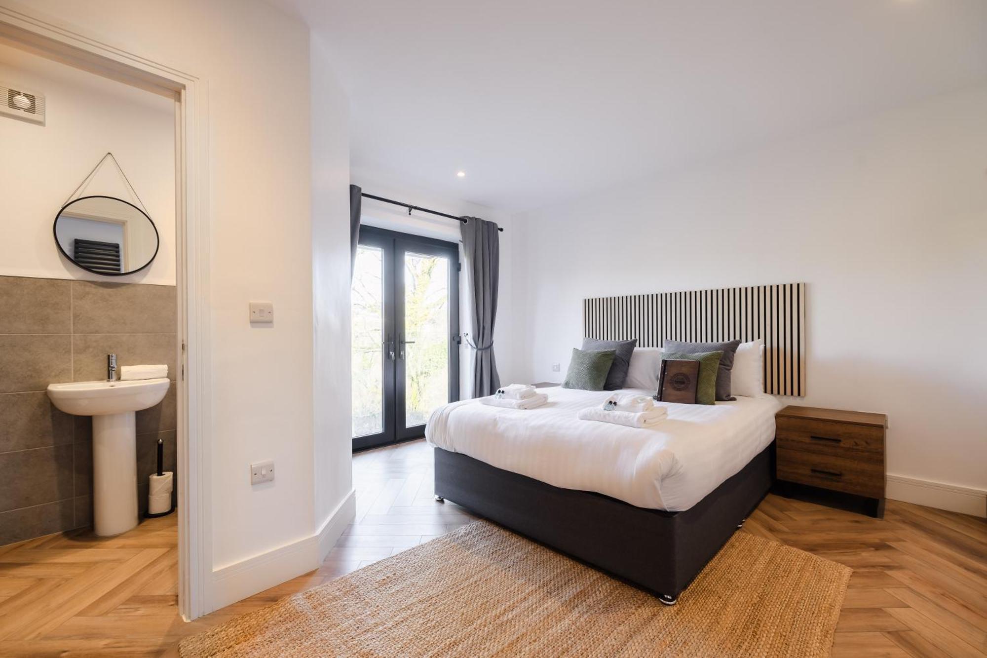 The Old House 1147 Hotel Bridgend  Bagian luar foto
