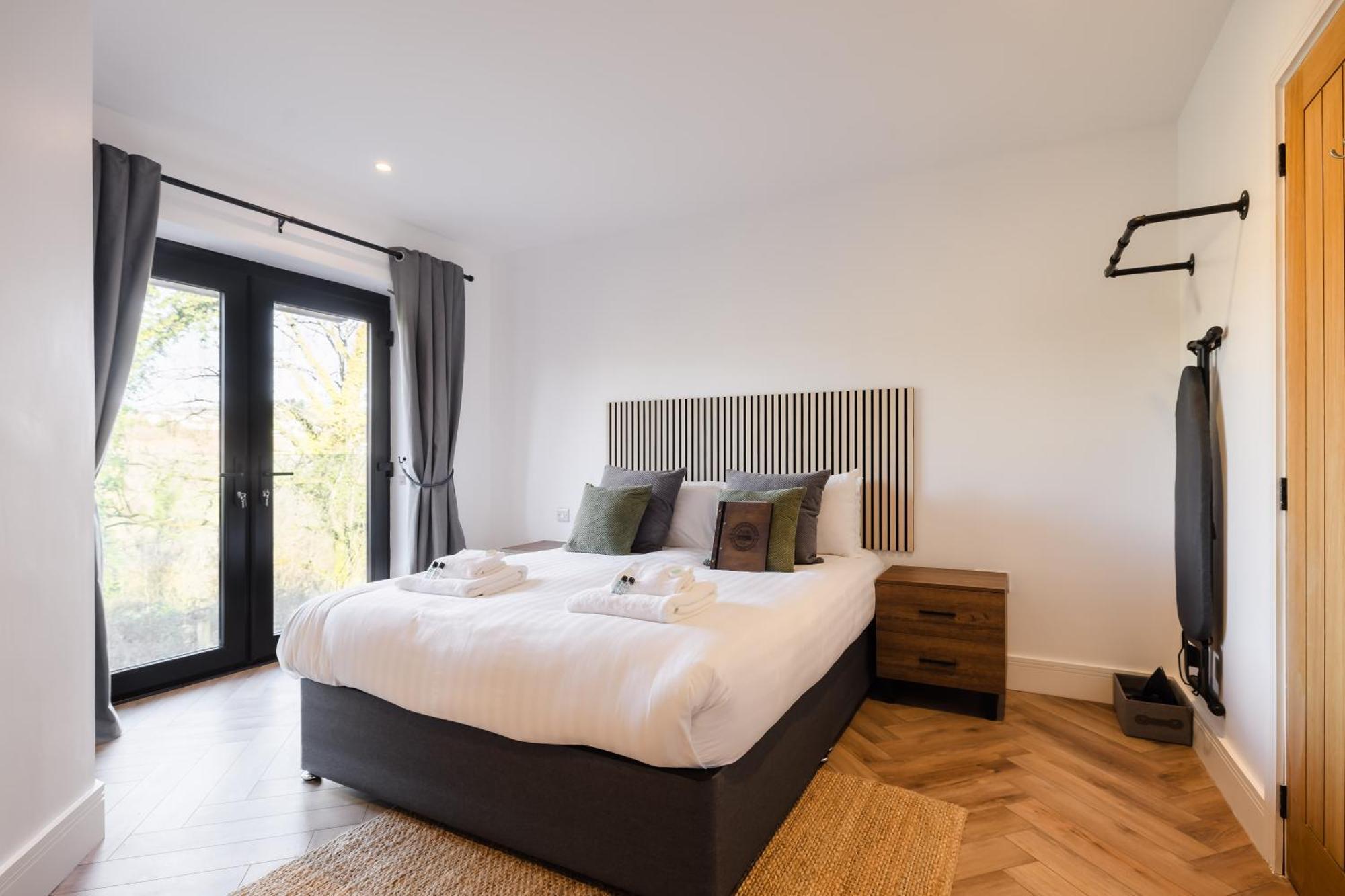 The Old House 1147 Hotel Bridgend  Bagian luar foto